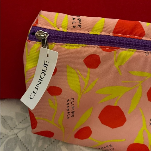 Clinique Beauty Bag 7 Beauty Items - Picture 6 of 7